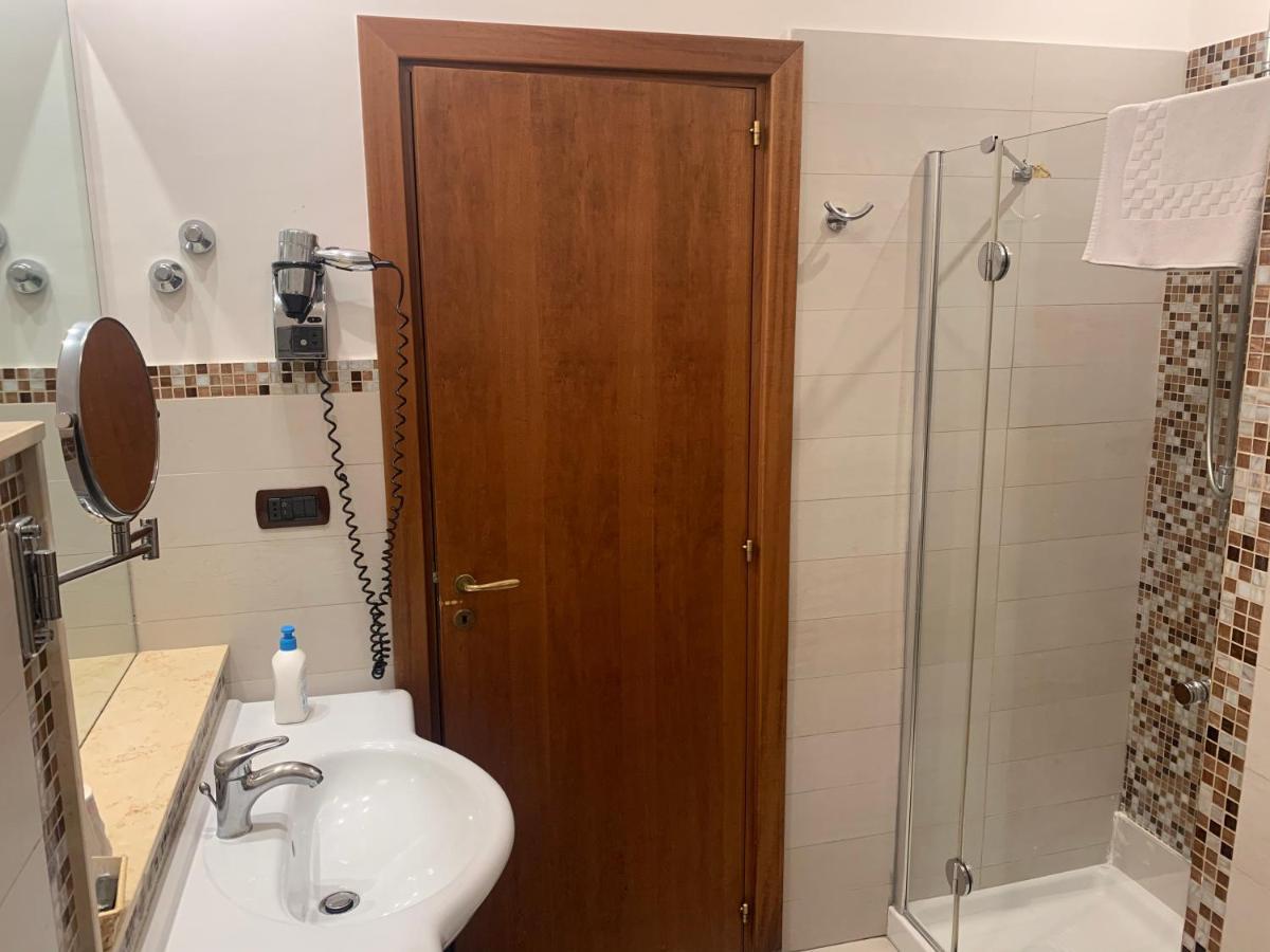 Le Stanze Del Vicere Boutique Hotel Napoli Bagian luar foto