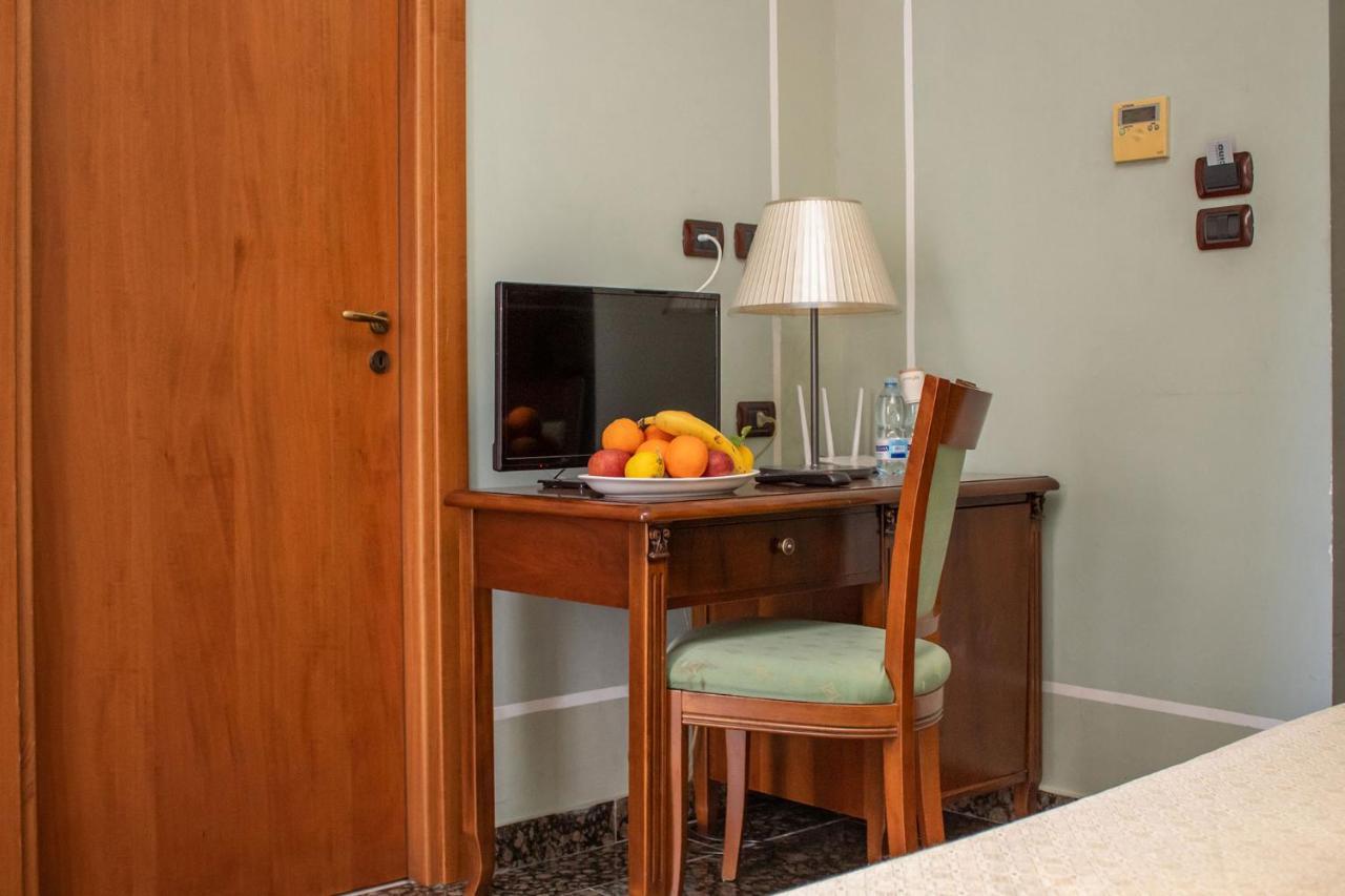 Le Stanze Del Vicere Boutique Hotel Napoli Bagian luar foto