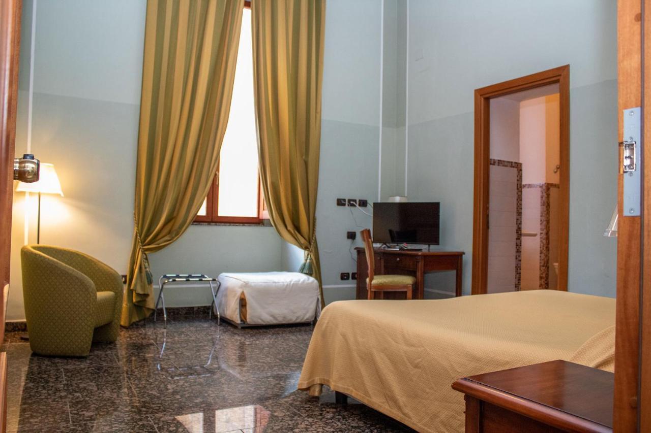 Le Stanze Del Vicere Boutique Hotel Napoli Bagian luar foto